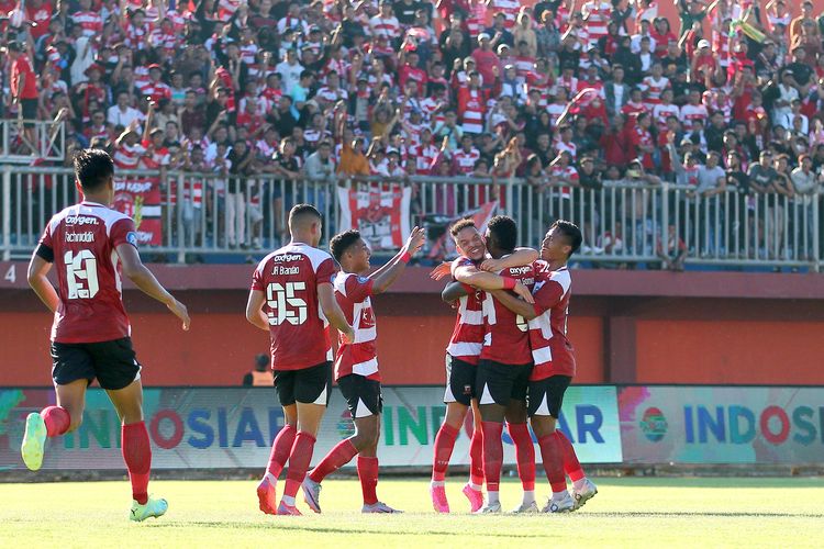 Pemain Madura United selebrasi seusai menjebol gawang Persik Kediri saat pertandingan pekan ke-2 Liga 1 2023-2024 yang berakhir dengan skor 3-2 di Stadion Gelora Ratu Pamellingan Pamekasan, Minggu (9/7/2023) sore. 