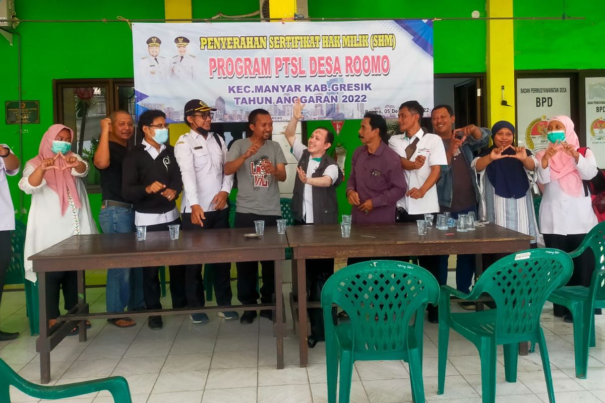 Solechul Hadi (kiri pakai kaos abu-abu) saat tiba di Balai Desa Roomo, Kecamatan Manyar, Gresik, Jawa Timur.
