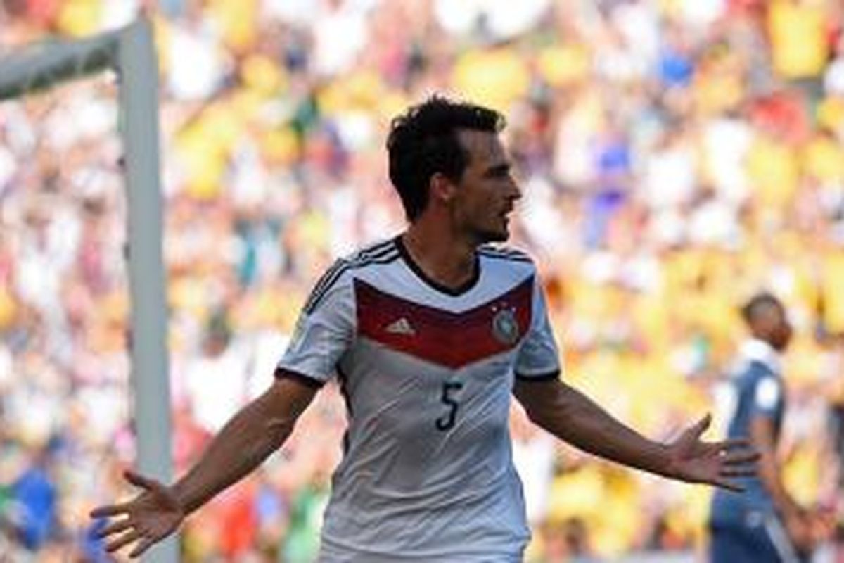 Bek tim nasional Jerman, Mats Hummels, merayakan golnya seusai membobol gawang Perancis pada pertandingan perempat final Piala Dunia 2014 di Stadion Maracana, Jumat (4/7/2014). 