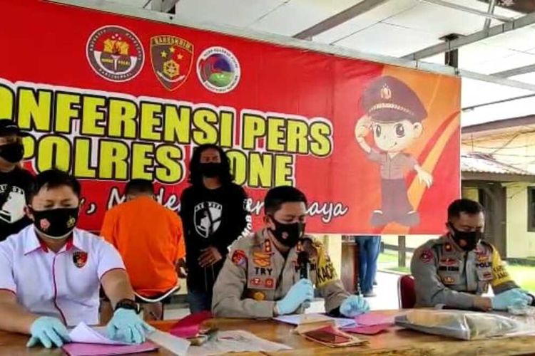 Aparat kepolisian di Kabupaten Bone, Sulawesi Selatan menggelar rilis terkait penangkapan seorang pria yang membunuh isterinya sendiri. Kamis, (21/1/2021).