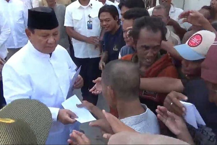 Mentri Pertahanan Prabowo Subianto membagikan amplop berisi uang Rp 500 ribu atau THR ke warga Kota Solo, Jawa Tengah, Sabtu (22/4/2023).
