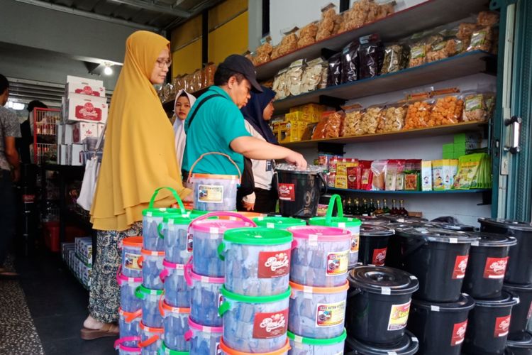 Wisatawan memilih oleh-oleh khas Kuningan di Jalan Cijoho, Kuningan, Jawa Barat, Minggu (17/6/2018).