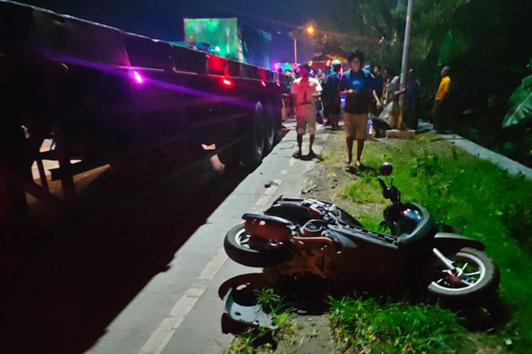 Kecelakaan lalu lintas yang terjadi di Desa Tritunggal, Kecamatan Babat, Lamongan, Senin (8/11/2021) malam.