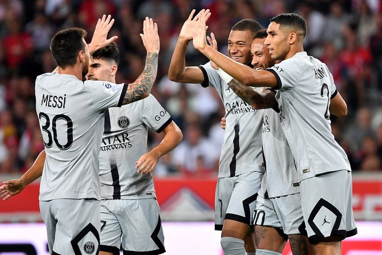 Para pemain Paris Saint-Germain (PSG) merayakan gol ke gawang Lille LOSC dalam laga yang termasuk dalam rangkaian pekan ketiga Ligue 1, kasta tertinggi Liga Perancis, musim 2022-2023 di Stadion Pierre-Mauroy, Senin (22/8/2022) dini hari WIB. Trio Lionel Messi, Neymar, dan Kylian Mbappe mencetak gol dalam laga Lille vs PSG.