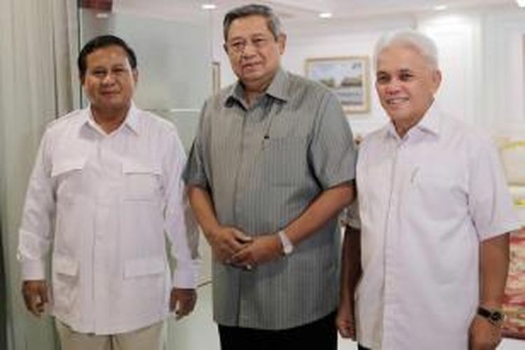 This handout photo released on May 13, 2014 shows Presiden Susilo Bambang Yudhoyono (tengah) berpose bersama Prabowo Subianto (kiri) dan Hatta Rajasa di Istana Presiden, 13 Mei 2014.