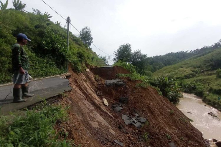 Jalan kabupaten di Desa Samudra Kulon, Kecamatan Gumelar, Kabupaten Banyumas yang menghubungkan dengan Kecamatan Paguyangan, Kabupaten Brebes, longsor, Sabtu (19/11/2022).