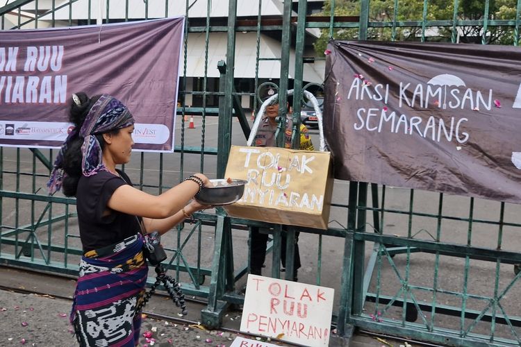 Puluhan jurnalis di Semarang berunjukrasa menolak RUU Penyiaran di depan kantor DPRD Jateng, Kamis (30/5/2024).