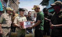Tinjau Banjir Rob di Muara Angke, Pj Gubernur DKI Jakarta Salurkan Bantuan Bahan Pokok