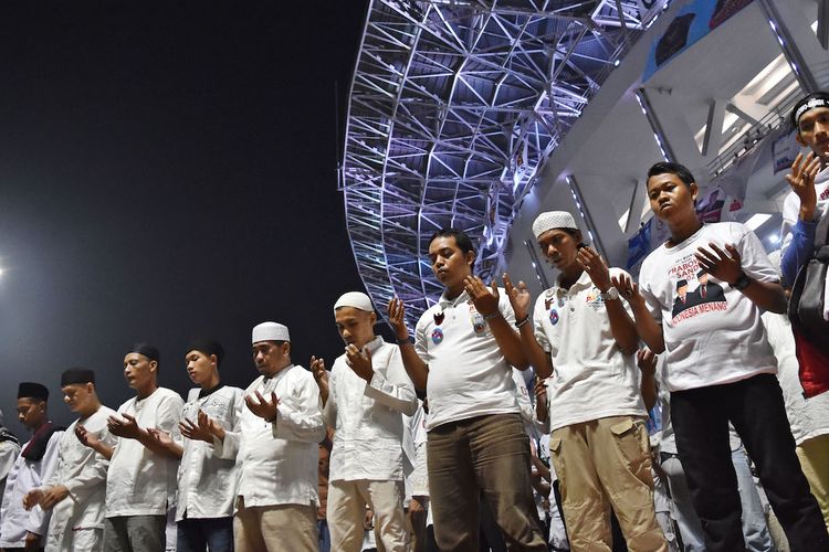 Sejumlah simpatisan menunaikan salat subuh berjamaah sebelum Kampanye Akbar Calon Presiden dan Calon Wakil Presiden nomor urut 02, Prabowo Subianto dan Sandiaga Uno di Gelora Bung Karno (GBK), Senayan, Jakarta, Minggu (7/4/2019). Kampanye tersebut diikuti ribuan simpatisan pendukung Prabowo-Sandi. ANTARA FOTO/Aditya Pradana Putra/foc.