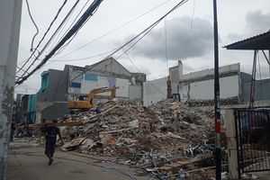 Rumah Sahroni Tinggal Puing, Jejak Luka Penjarahan Mengiringi Pembongkaran