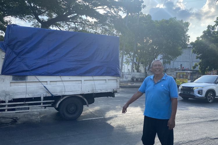 Kusharto (61) saat menunjukkan lokasi penembakan terhadap dirinya oleh orang tak dikenal di Surabaya, Jumat (24/5/2024)