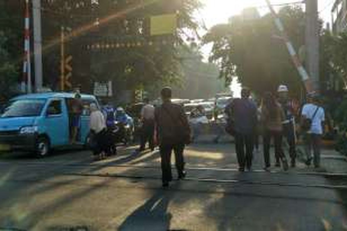 Sebagian ruas jalan di depan Stasiun Tebet sudah ditutup menggunaan beton pemisah Miniature Circuit Breaker (MCB), Kamis (7/4/2016) pagi. 