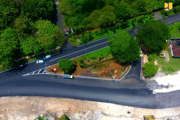 Kementerian PUPR tengah menyelesaikan tahap akhir pekerjaan peningkatan dan pembangunan jalan baru dalam rangka mendukung konektivitas event KTT G20 di Bali.