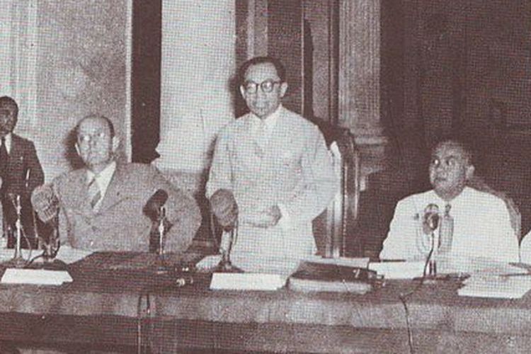 Mohammad Hatta dalam konferensi Menteri Indonesia-Belanda di Jakarta, 24 Maret 1950.