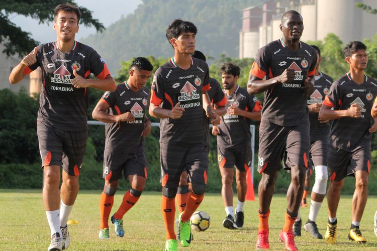 Pemain Semen Padang menggelar latihan perdana di bulan Ramadhan,  Selasa (7/5/2019)  di lapangan mess PT Semen Padang