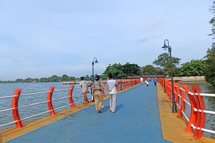 Suasana pagi hari di jembatan Situ Cipondoh, salah satu tempat wisata baru di Kota Tangerang, Banten, pada Senin (16/1/2023).
