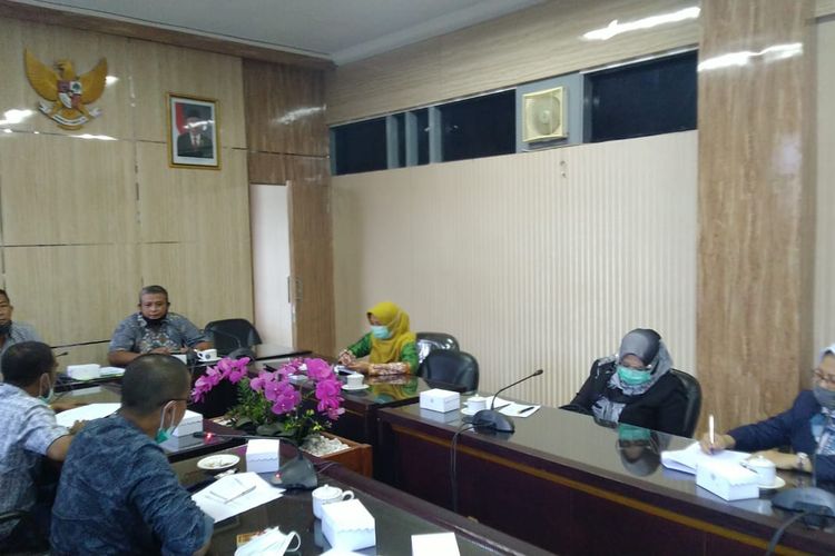 direktur RSD Balung drg Nafisah saat rapat dengar pendapat dengan Komisi D DPRD Jember membahas penanganan Covid-19 Selasa (10/11/2020)