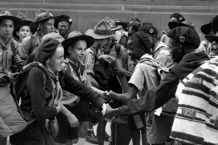 Pramuka muda saling memberi hormat, pada Juli 1951 di Paris, sebelum naik kereta api menuju Jambore Dunia ketujuh di Austria dalam jambore pertama yang diadakan setelah Robert Baden Powell meninggal pada 1941. 