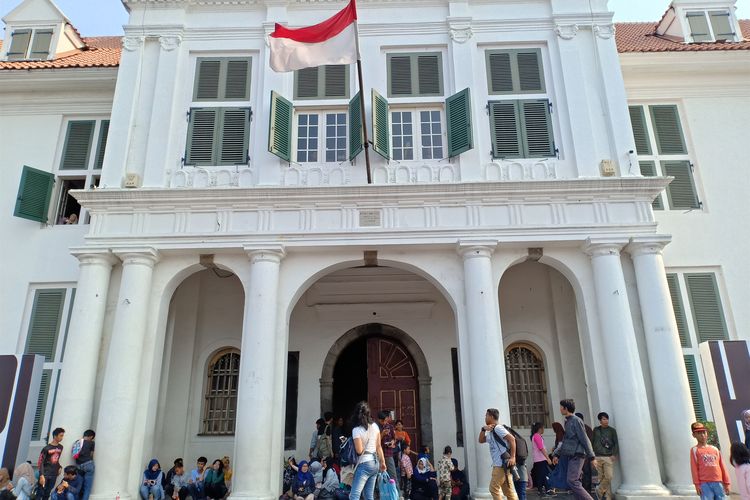 Museum Sejarah Jakarta atau yang lebih dikenal dengan Museum Fatahilah tampak ramai oleh pengunjung.