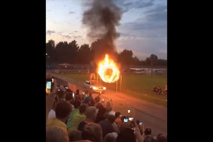 Pria stuntman ini gagal melewati lingkaran api saat pertunjukan ekstrem di Rusia.