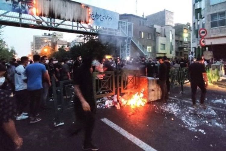 Pemerintah iran mengancam para pengunjuk rasa dengan hukuman berat. Ini demonstrasi Iran.