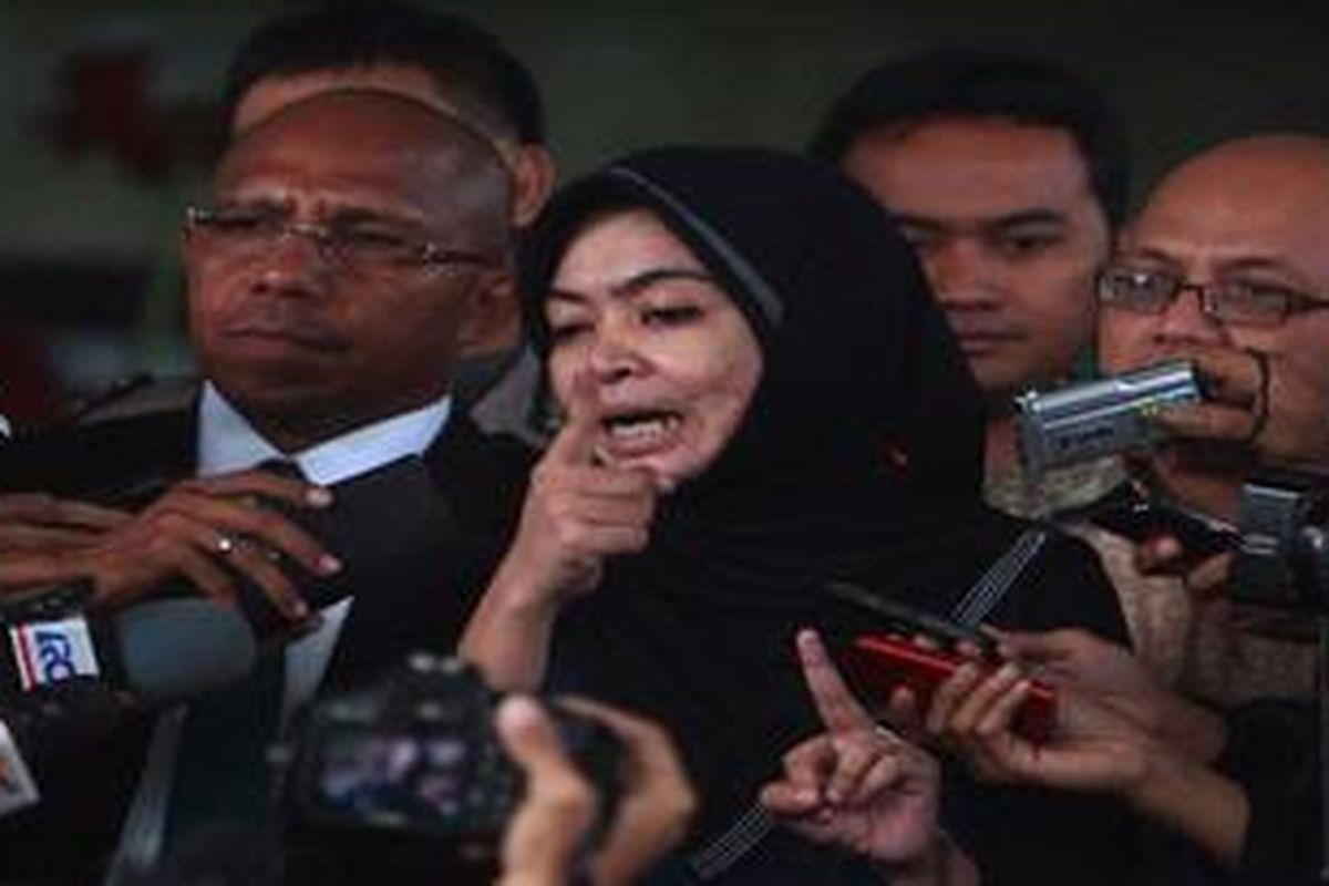 Wa Ode di Periksa KPK - Tersangka anggota Dewan Perwakilan Rakyat, Wa Ode Nurhayati usai di periksa penyidik Komisi Pemberantasan Korupsi (KPK), Jakarta, Kamis (3/5/2012) memberikan keterangan pers. Wa Ode di periksa dalam kasus dugaan tindak pidana pencucian uang (TPPU) terkait kegiatan mentransfer dan menempatkan harta. Wa Ode diperiksa terkait posisinya sebagai tersangka.  