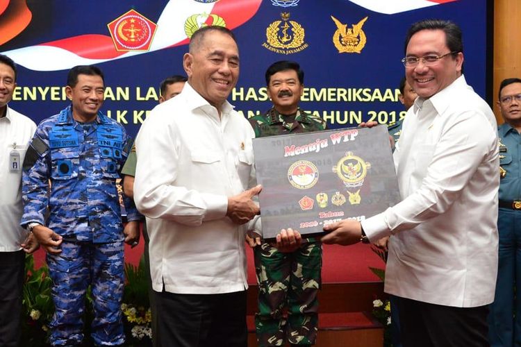 Penyerahan Laporan Hasil Pemeriksaan (LHK) dari Anggota I BPK Agung Firman Sampurna kepada Menhan Ryamizard Ryacudu didampingi Panglima TNI dan Kepala staf  Angkatan di Kantor Kemhan, Jakarta, Senin (17-6-2019)