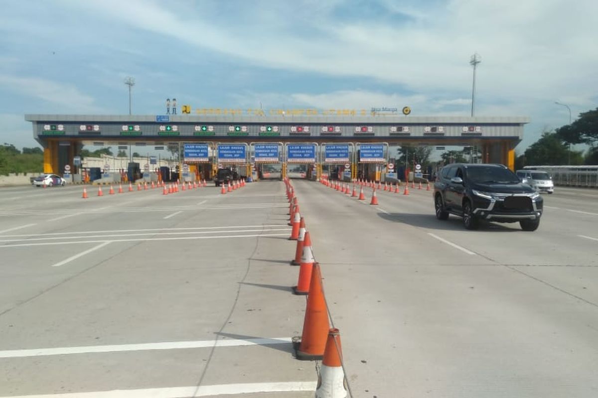 Situasi lalulintas kendaraan di Gerbang Tol (GT) Cikampek Utama 2.