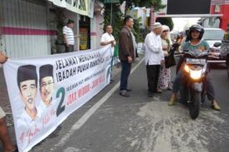 Relawaan jokowi bagi-bagi jamu beras kencur di Simpang Lima Kota Banyuwangi, Kamis (3/7/2014).