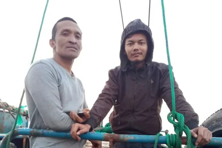 Muhammad Sidik bersama seorang temannya di kapal China.