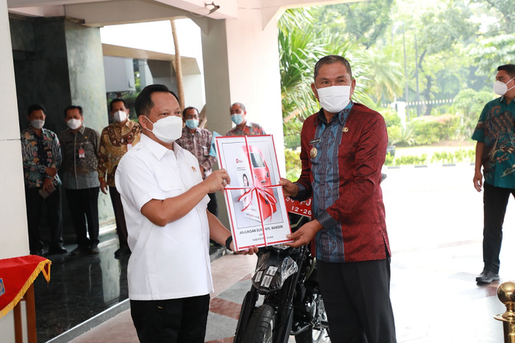 Menteri Dalam Negeri Muhammad Tito Karnavian saat memberikan penghargaan kepada Bupati Kolaka Ahmad Safei