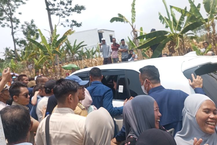 Rela Berjam-jam Panas-panasan, Warga Batang Antre demi Bisa Salaman dengan Gibran