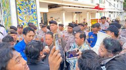 PMII Tuban Demo Tuntut Evaluasi Pengadaan Mobil Dinas Bupati Tuban Rp 1,8 Miliar