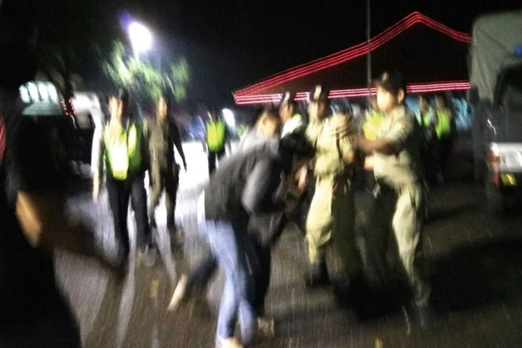 Sejumlah aktivis mendapatkan tindakan represif dari oknum polisi dan satpol PP saat melakukan aksi di depan Pendapa Sipanji Purwokerto, Banyumas, Jawa Tengah, Senin (9/10/2017) malam.