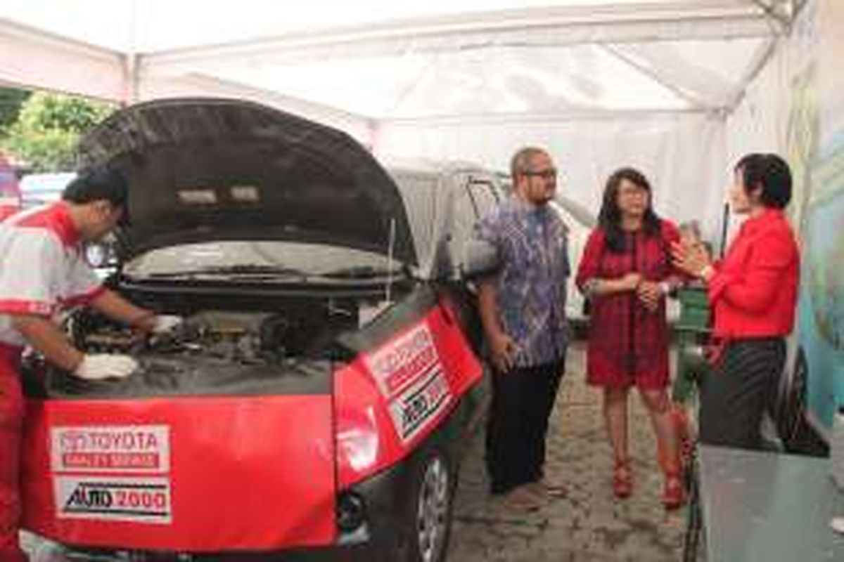 EGM Customer First Toyota Astra Motor Widyawati Soedigdo dan GM After Sales datang langsung ke posko untuk memastikan kesiapan tim