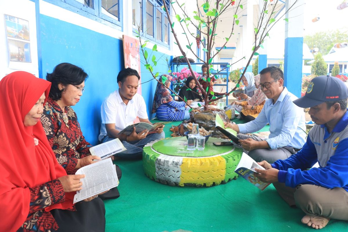 Orang tua, guru, kepala sekolah, dan Kepala Dinas Pendidikan membaca bersama di selasar baca SMPN 4 Tanjab Timur.