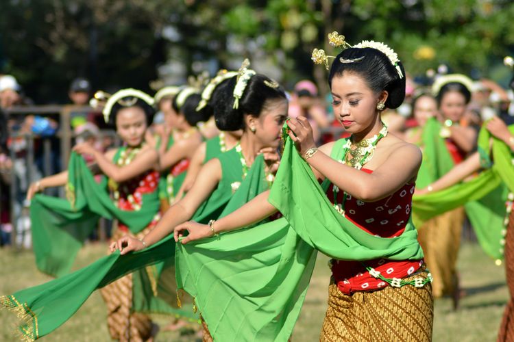 Klaten Indonesia. July 6th 2019. Javanese traditional dance. Gambyong. Beautiful costume.