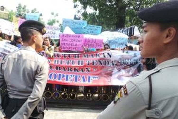 Ratusan pedagang kaki lima di kawasan Kota Tua, Jakarta Barat, menggelar unjuk rasa di Balaikota Jakarta, Rabu (11/9/2013) pagi. Mereka menuntut agar penataan pedagang di kawasan itu tak menggusur pedagang lama.