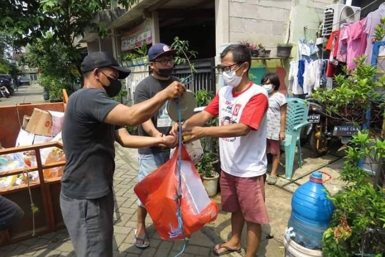 Pemkot Tangerang mendorong efektivitas pengelolaan sampah berbasis masyarakat di berbagai lingkungan pemukiman di Kota Tangerang.
