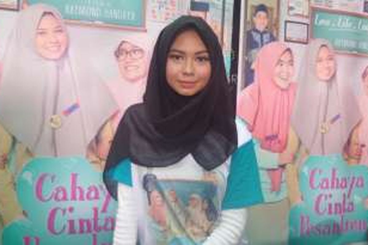 Yuki Kato diabadikan usai konferensi pers film Cahaya Cinta Pesantren di Epicentrum Walk, Jakarta Selatan, Senin (9/1/2017).