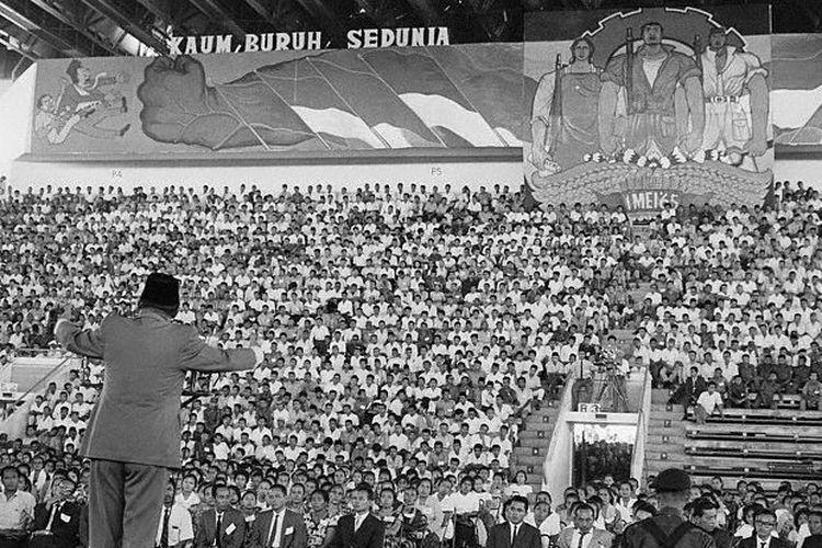 Soekarno berpidato (kemungkinan) di Senayan, Jakarta, pada tanggal 7 Mei 1965