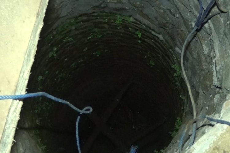 Tiga warga terjatuh ke dalam sumur di Kabupaten Gowa Sulawesi Selatan (Sulsel) pada Rabu (20/7/2022).
