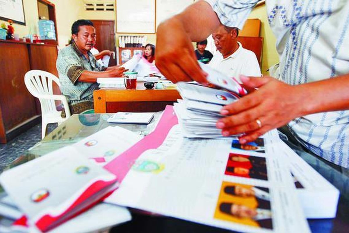 Pelipatan kertas suara Pilkada Sumatera Utara dilakukan secara gotong-royong oleh warga masyarakat, seperti yang terlihat di Kantor Kelurahan Titi Rantai, Kecamatan Medan Baru, Medan, Minggu (6/4). Sebanyak lebih dari 9.000 surat suara Pilkada Sumut disiapkan di kelurahan tersebut.  