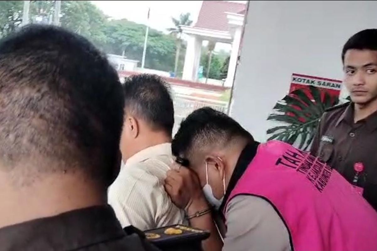 Kejari Kabupaten Pasuruan mengamankan tersangka Ketua BKPM yang rugikan uang negara hampir 2 Miliar, Senin (30/12/2024) 