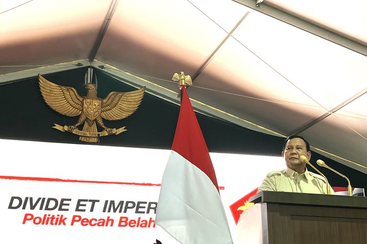 Ketua Umum Partai Gerindra, Prabowo Subianto dalam pidatonya di acara konsolidasi akbar Gerindra se-Tangerang Raya di Lapangan Ahmad Yani, Kota Tangerang, Minggu (9/7/2023). Prabowo mengingatkan bahaya politik pecah belah.