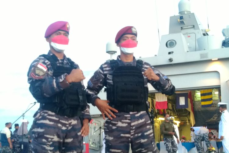 Dua prajurit muda dari TNI AL Kls Bah Ridho Nurseha (22) dari Satkopaska Koarmada II dan Serda Mar Ngurah Komang Wijaya Saputra (22) dari Yonif 5 Marinir Surabaya menjadi petugas pengibar bendera di suar Karang Unarang.