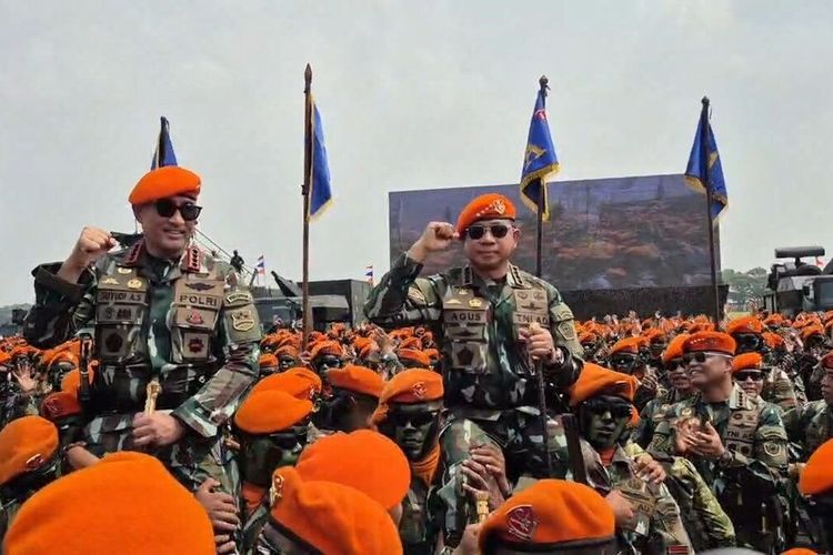 Panglima TNI dan Kapolri Resmi Sandang Brevet Komando Korpasgat, Disuguhi Aksi Pasukan Baret Jingga di Bandung