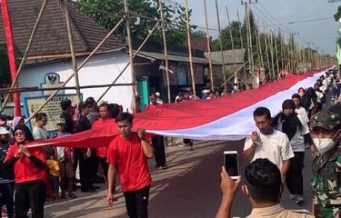 Warga Desa Dawung, Kabupaten Kediri, Jawa Timur, mengira bendera sepanjang 1000 meter, Selasa(16/8/2022).