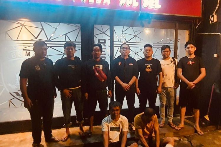 Satuan Resmob Direktorat Reserse Kriminal Umum (Ditreskrimum) Polda Sulsel menambak dua pelaku pembobolan Kantor Pos dan menggasak uang ratusan juta rupiah.