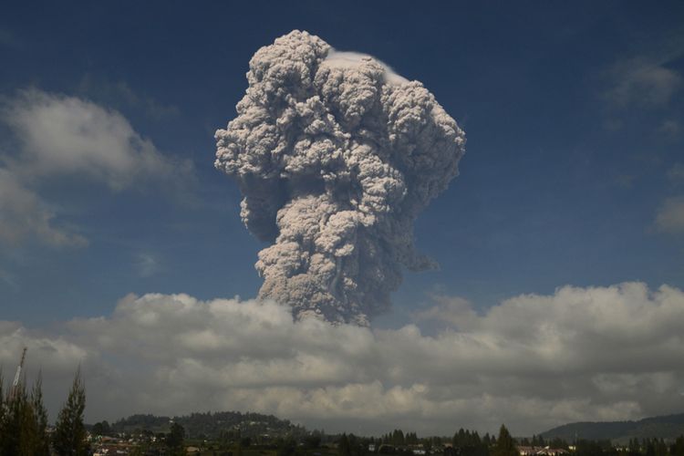 Gunung Sinabung menyemburkan material vulkanik ketika erupsi, di Karo, Sumatera Utara, Senin (19/2/2018). Gunung Sinabung kembali erupsi besar Senin ini, status gunung berada di level IV atau awas disertai gempa kecil yang terasa di sekitar Sinabung, dari catatan pos pemantau gempa terjadi sekitar 607 detik.